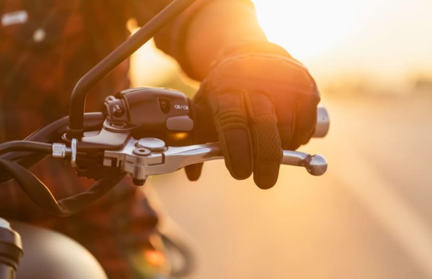 バイクのグリップを握る手